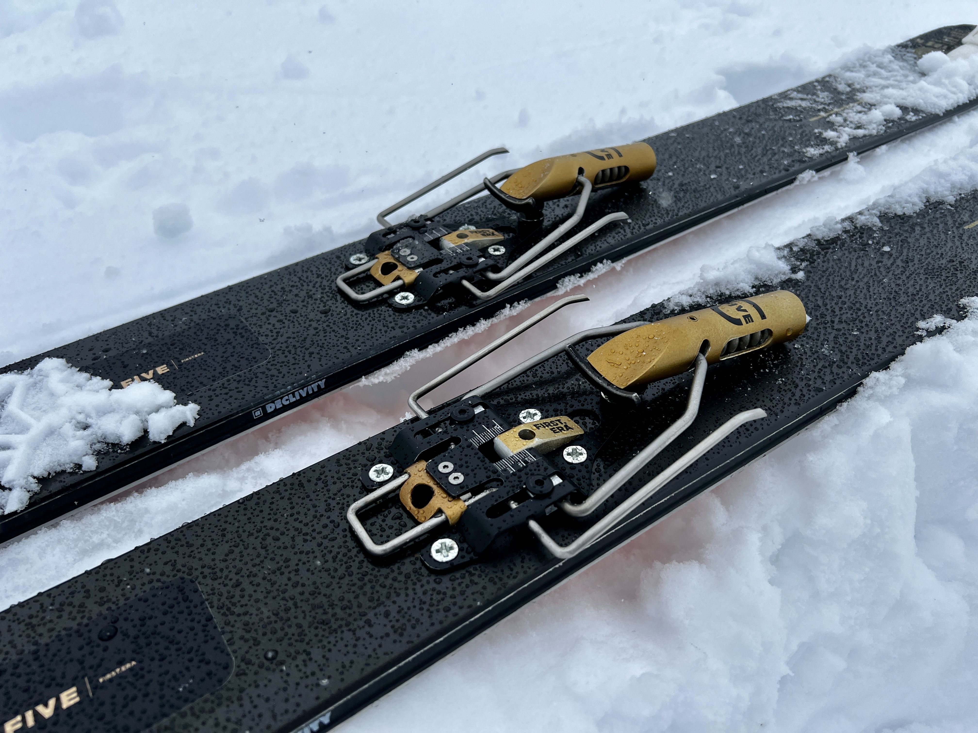 lack skis with the golden first.era binding by 5ive Sports on snow.